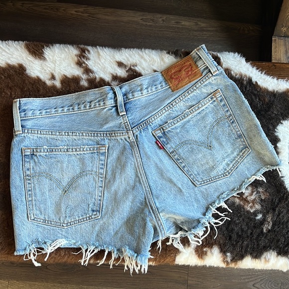 Levi shorts - Picture 2 of 2